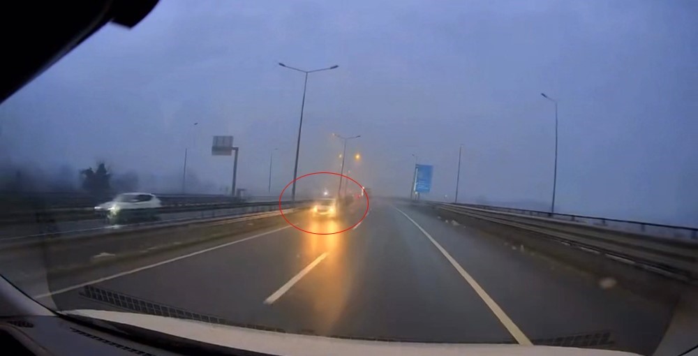 Ters şeritten gelen otomobil ortalığı birbirine kattı