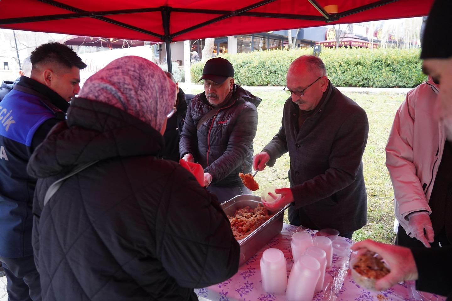 Bilecik’te Miraç Kandili dolayısıyla vatandaşlara helva ikramı