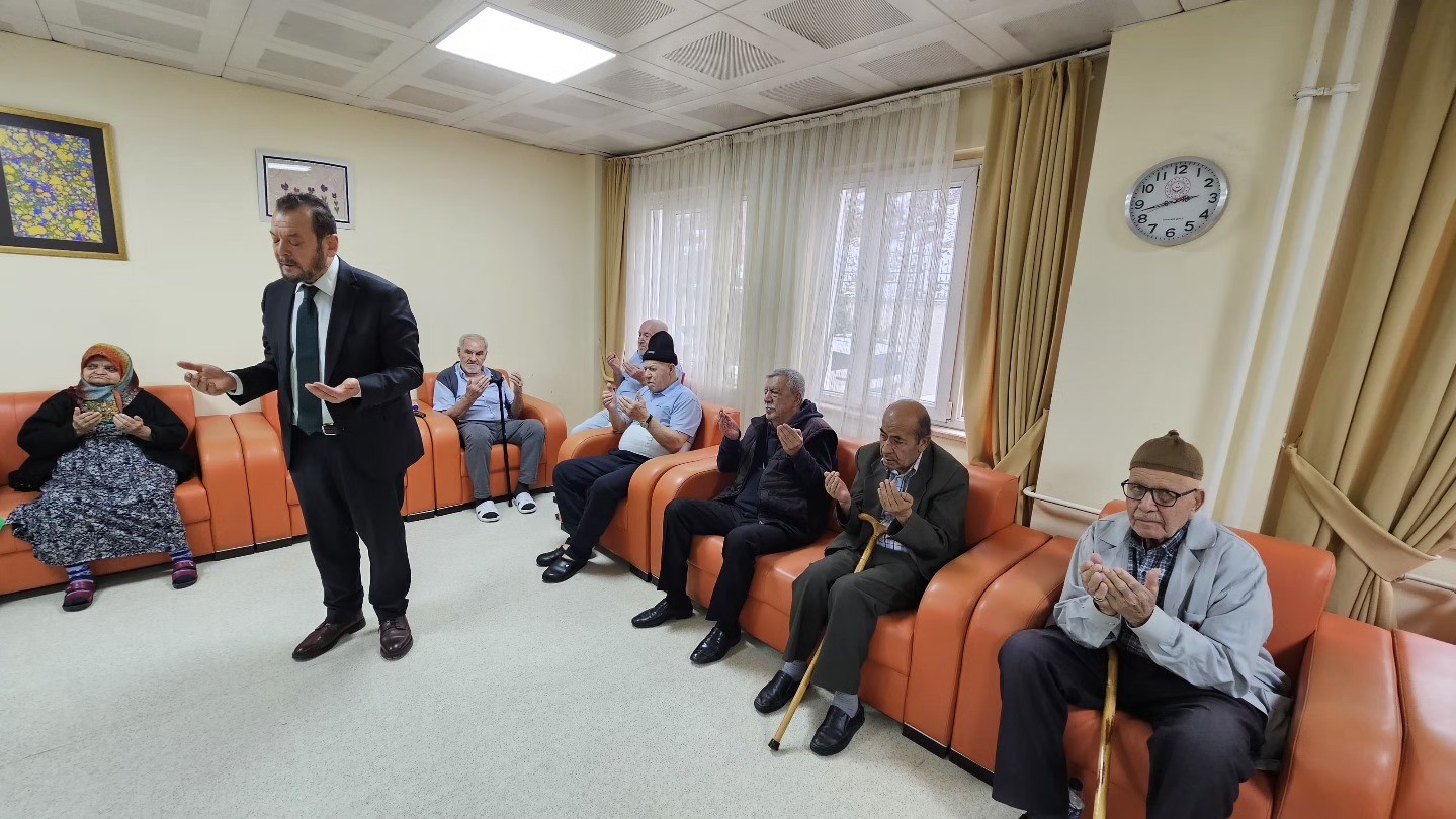 K&uuml;tahya Huzurevi&rsquo;nde Mira&ccedil; Kandili programı
