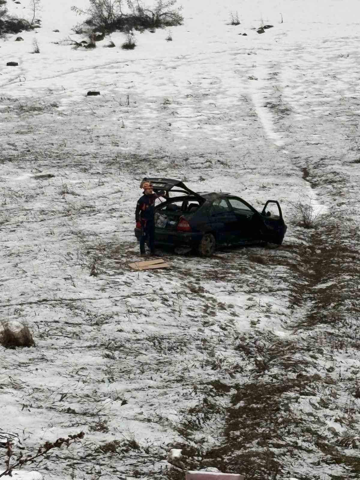 Boş araziye u&ccedil;an otomobilin s&uuml;r&uuml;c&uuml;s&uuml; yaralandı
