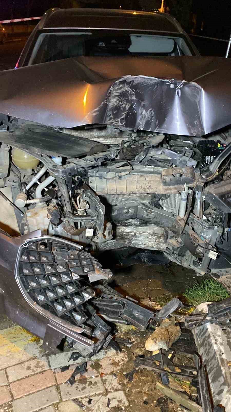 Direğine çarpan araç hurdaya döndü: 1 yaralı
