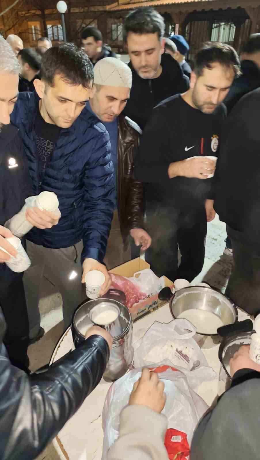 Manisa&rsquo;da Mira&ccedil; Kandili&rsquo;nde 663 yıllık camide 80 kilo s&uuml;t dağıtıldı
