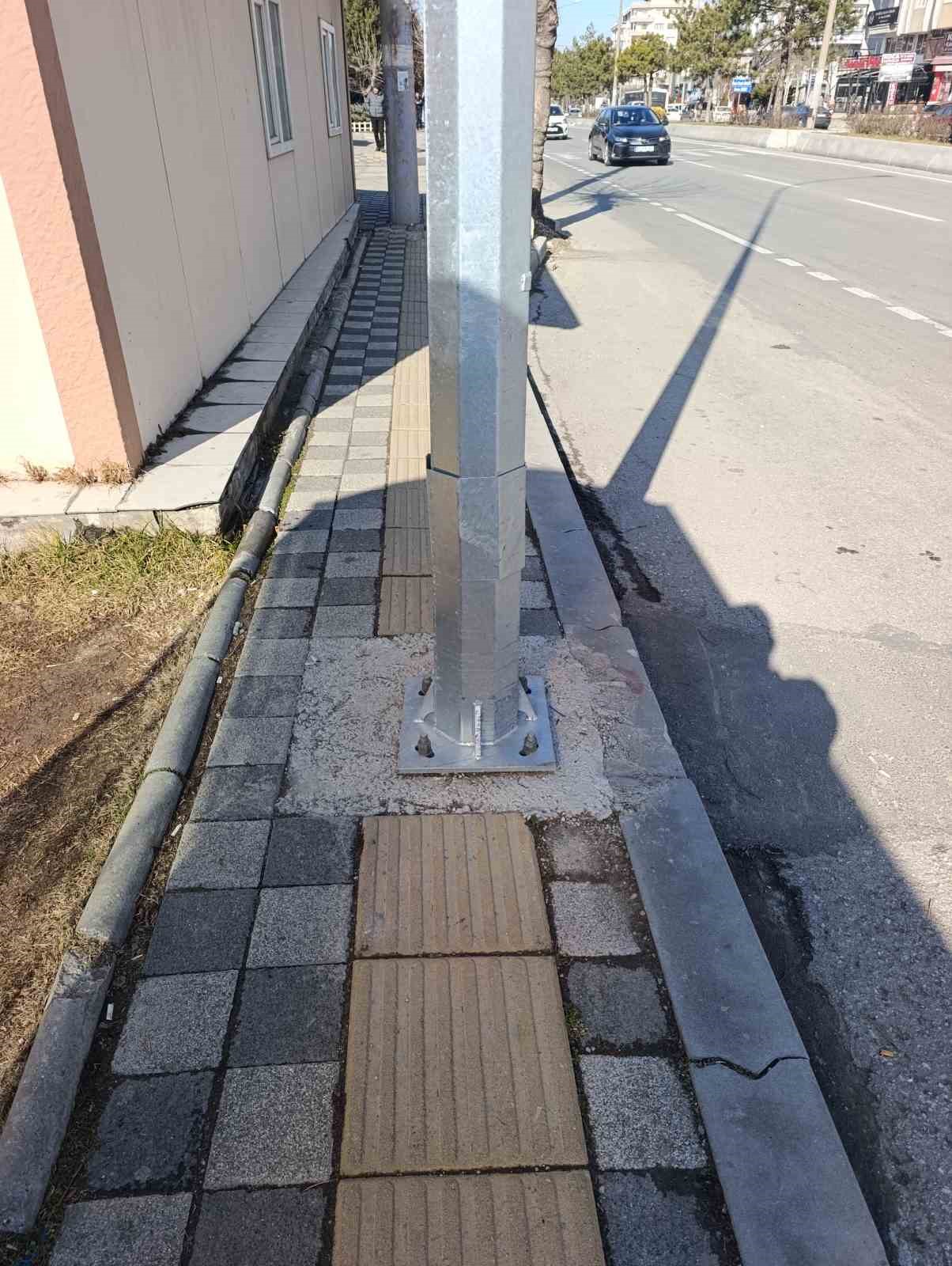 Kaldırımdaki engelli yolu &uuml;zerine direk diktiler
