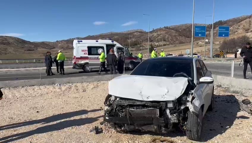 Adıyaman&rsquo;da iki otomobil &ccedil;arpıştı: 4 yaralı
