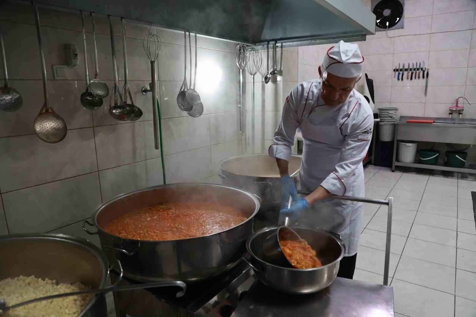 Gebze’deki aşevinden ayda 7 bin 800 öğün sıcak yemek