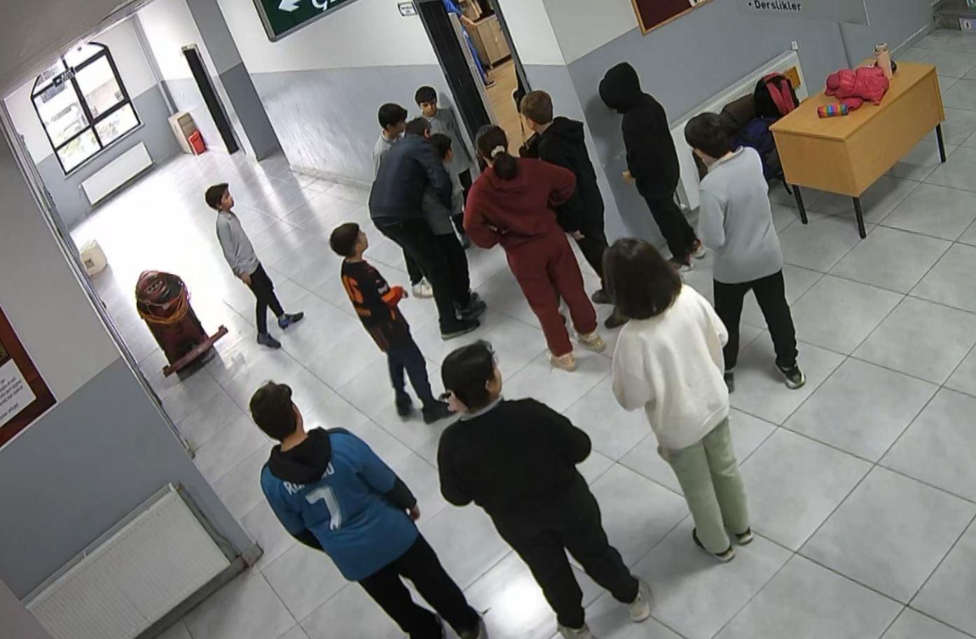 Nefes borusuna ekmek kaçan öğrencisini heimlich manevrasıyla kurtardı