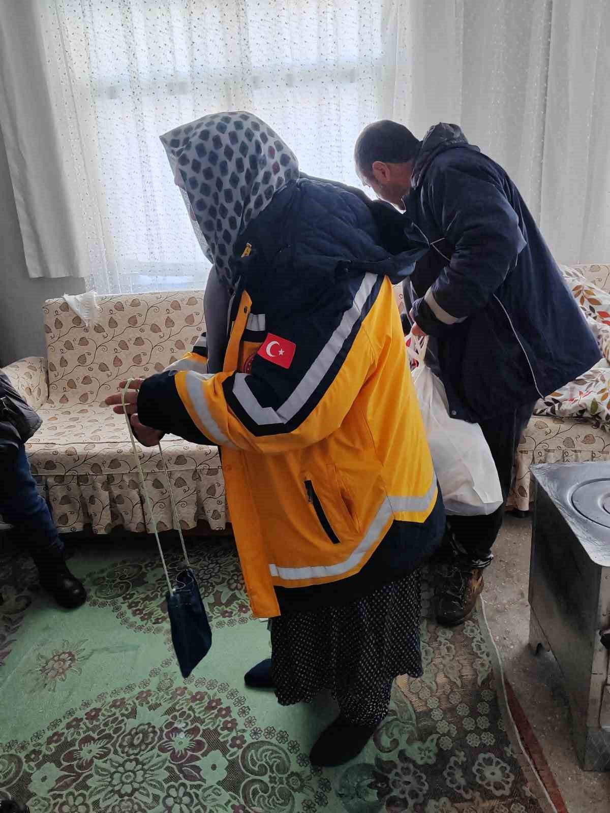 Tunceli&rsquo;de ekipler karda 1 bu&ccedil;uk kilometre y&uuml;r&uuml;yerek hastaya ulaştı
