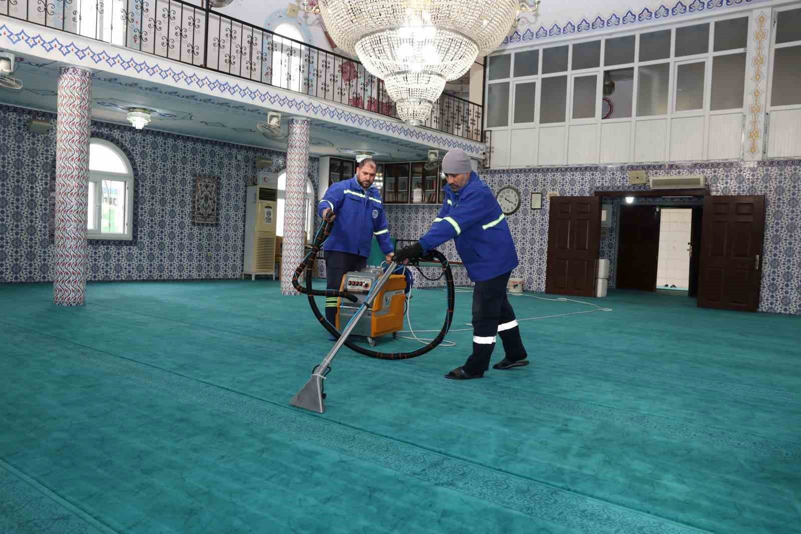 Akdeniz&rsquo;de ibadethaneler periyodik olarak temizleniyor
