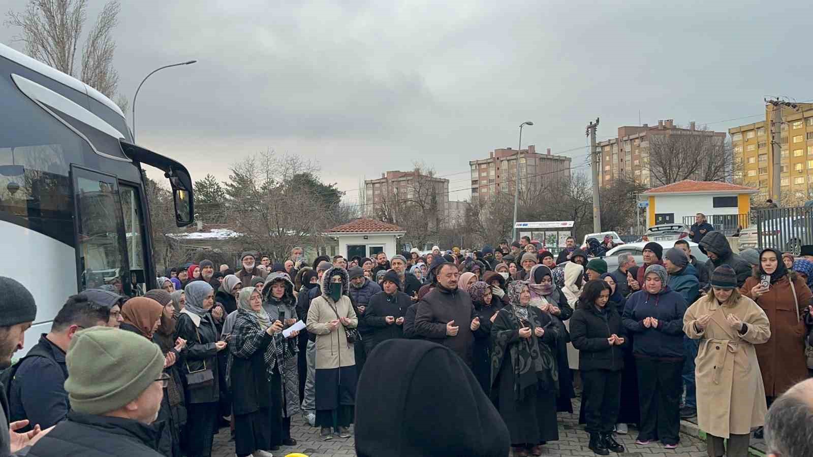 Karab&uuml;k&rsquo;te &ouml;ğrenci, &ouml;ğretmen ve veliler umre i&ccedil;in yola &ccedil;ıktı
