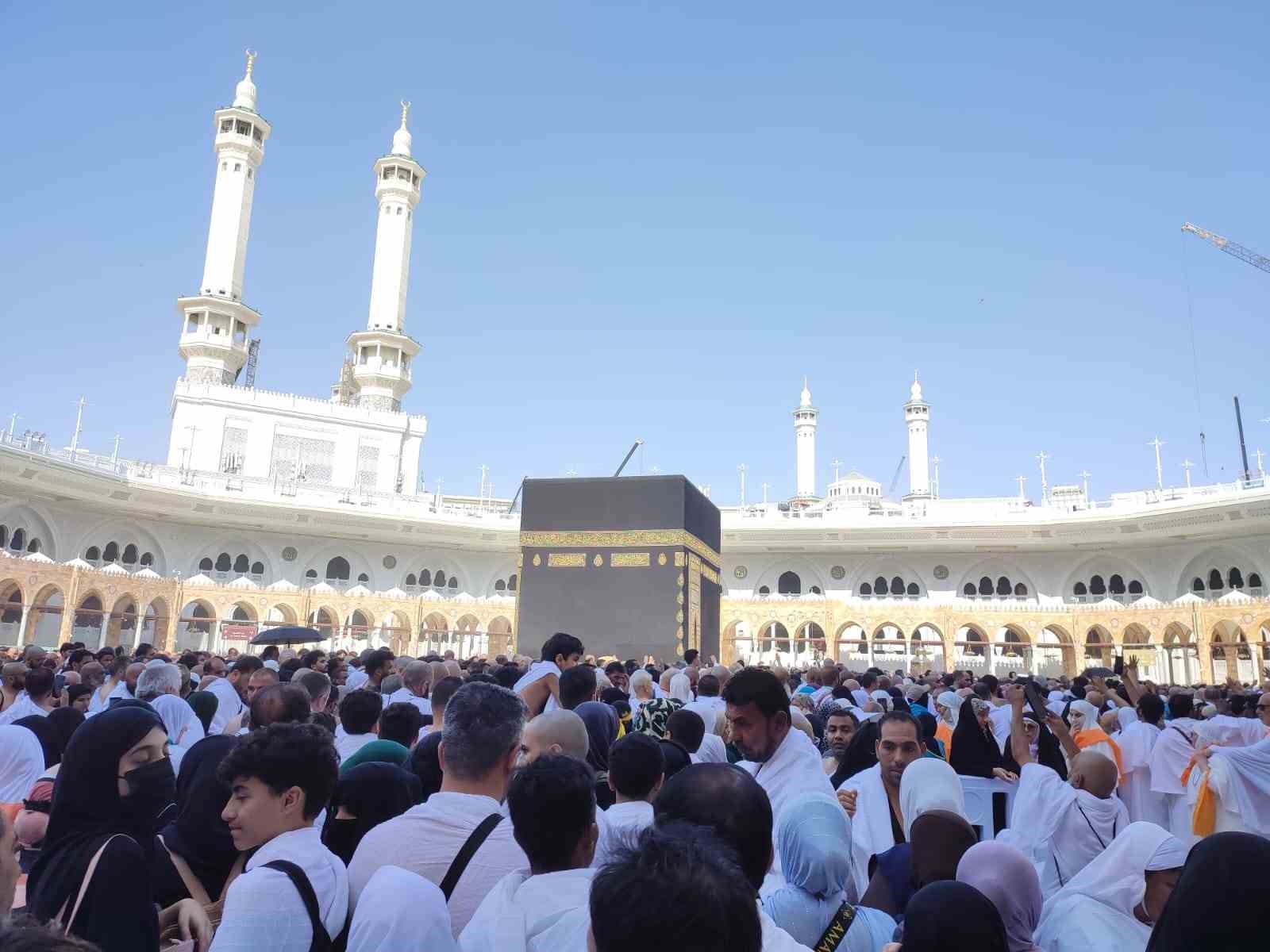 Mira&ccedil; Kandilinde K&acirc;be&rsquo;de mahşer&icirc; kalabalık
