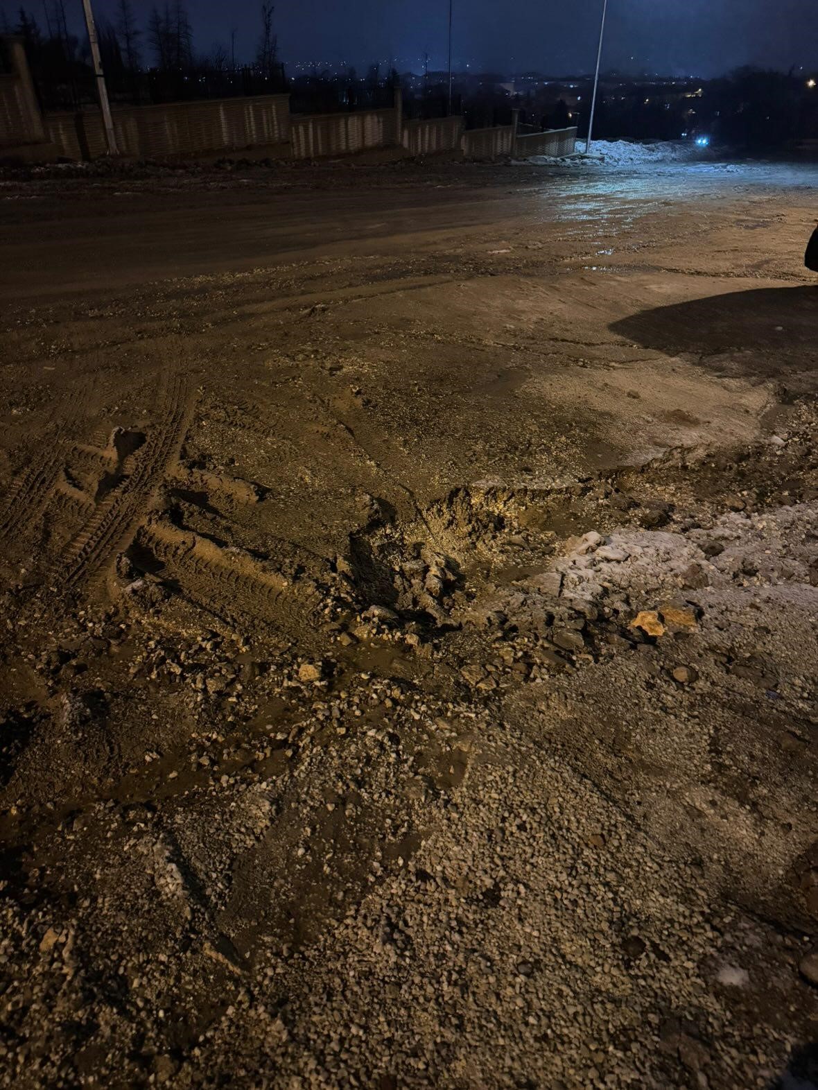 &Ccedil;amur i&ccedil;inde olan yol temizlenip onarım bekliyor
