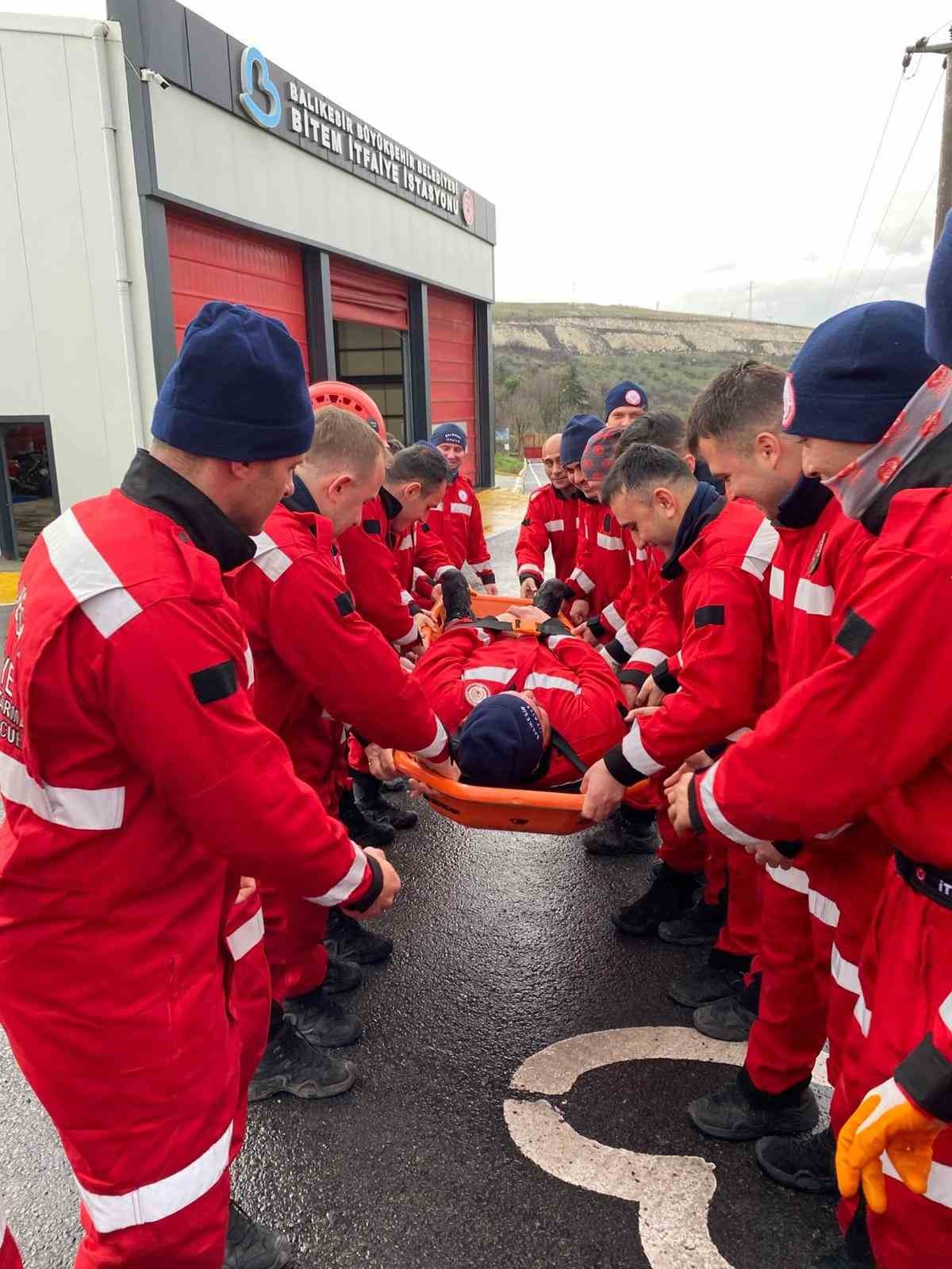 Balıkesir İtfaiyesi&rsquo;nin kahramanları afetlere karşı g&uuml;&ccedil;leniyor
