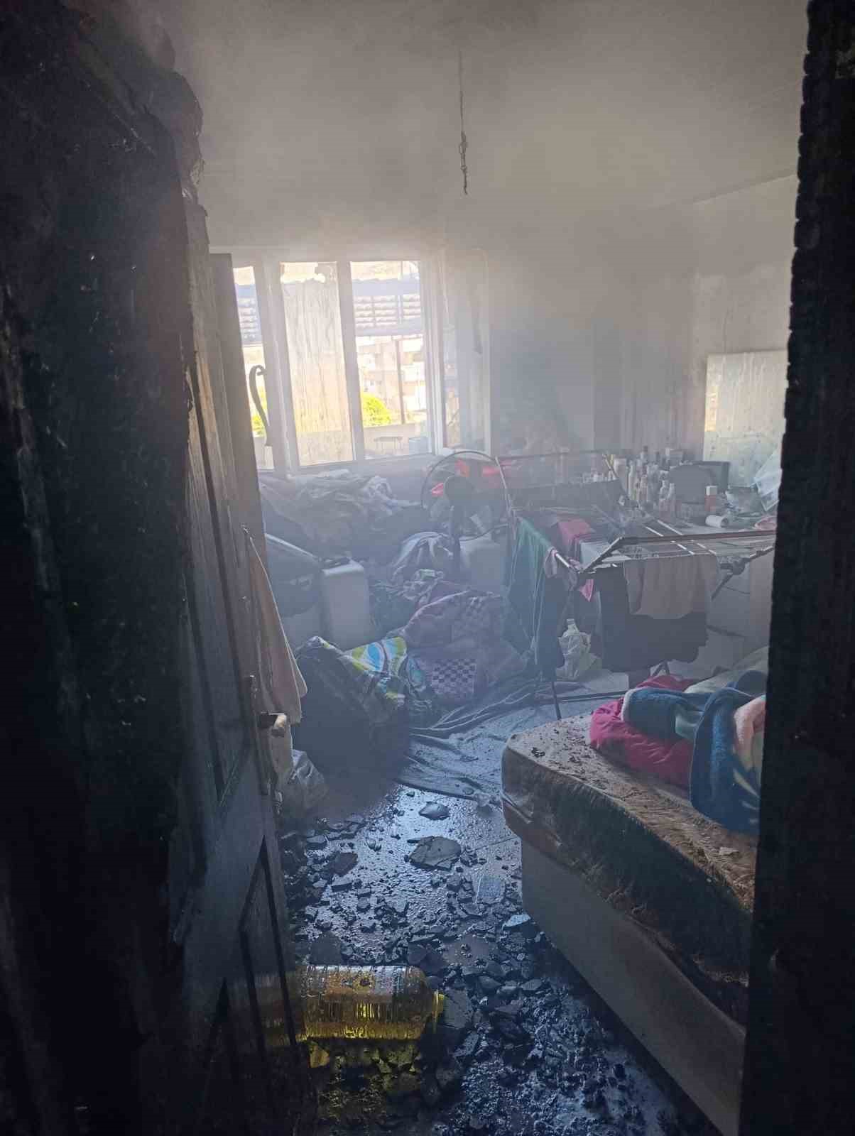 Alevlere teslim olan evinden &ccedil;ıkmak isteyen şahıs yaralandı
