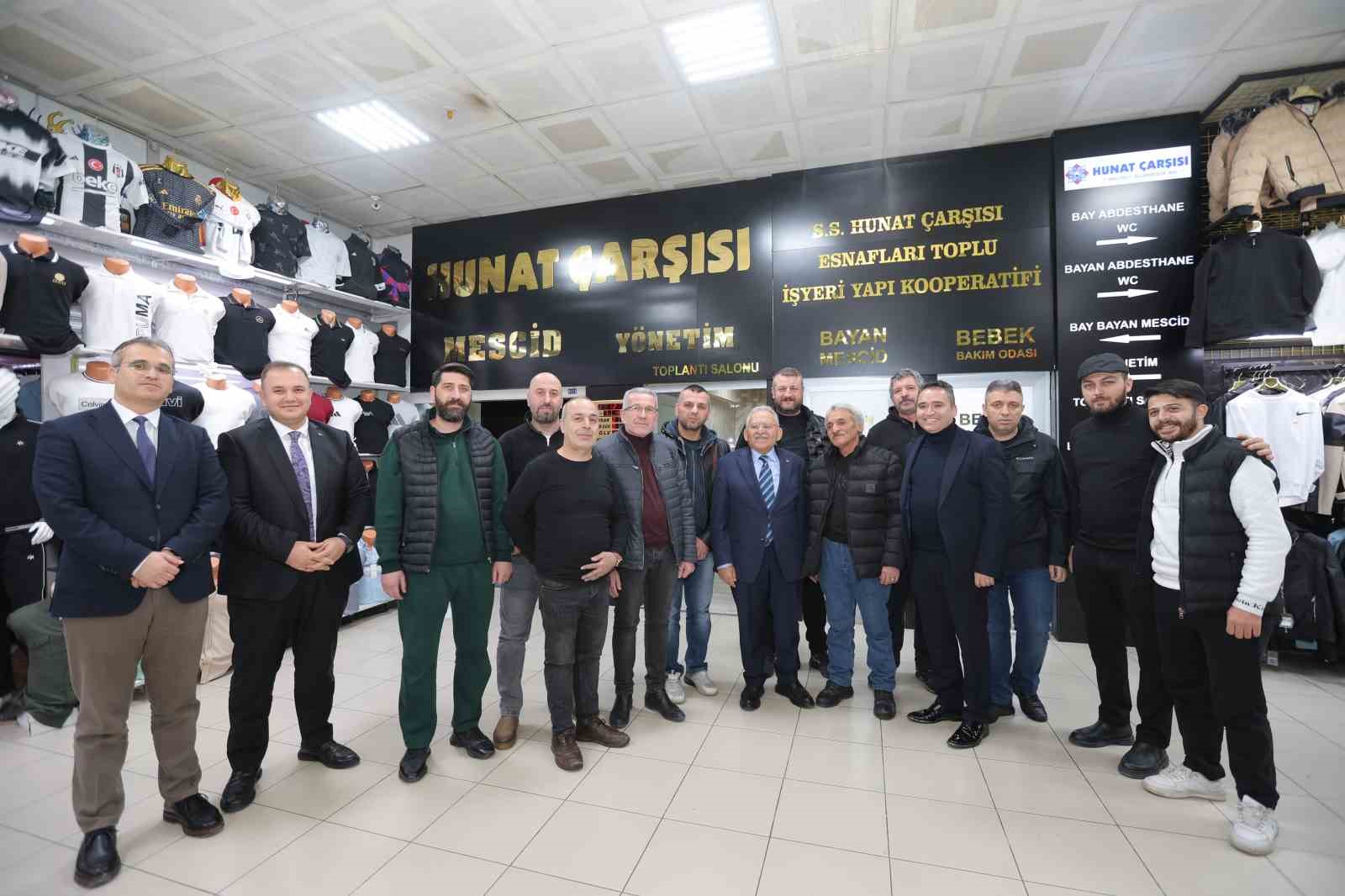 Başkan B&uuml;y&uuml;kkılı&ccedil;&rsquo;tan Hunat &Ccedil;arşısı esnafı ve vatandaşlarla samimi buluşma
