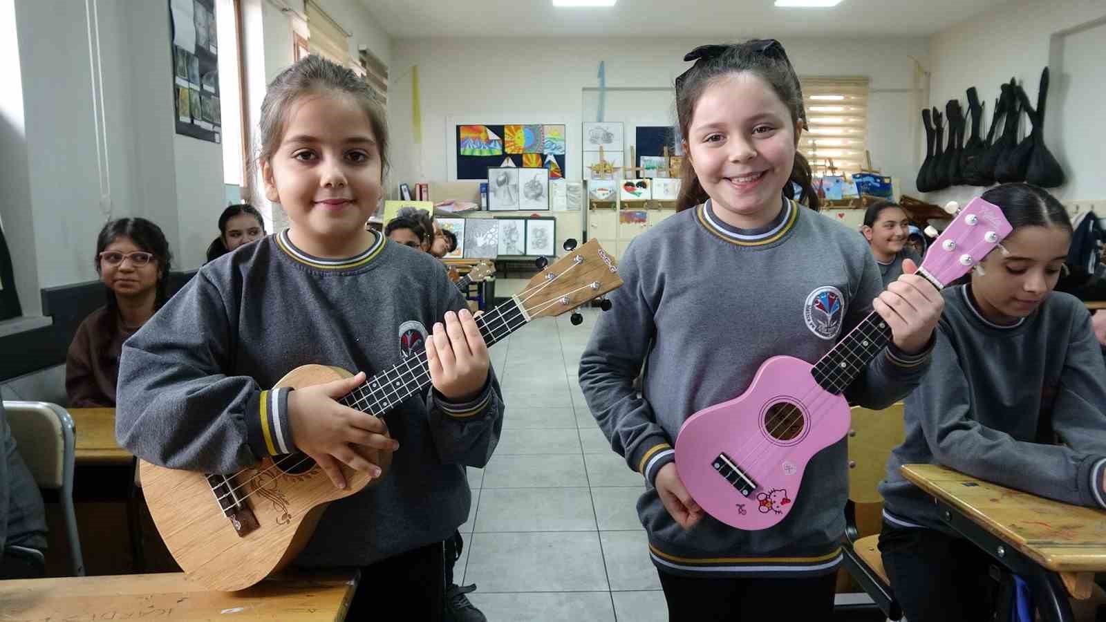 Bu sınıfta tüm öğrenciler enstrüman çalıyor