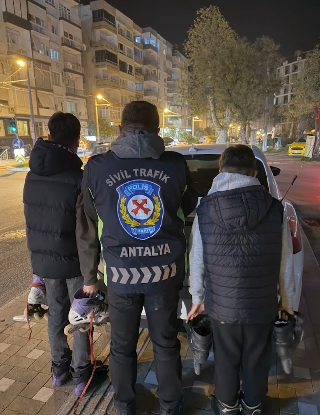 Seyir halindeki ara&ccedil;lara tutunarak patenle yolculuk yapan 2 &ccedil;ocuğa adli işlem
