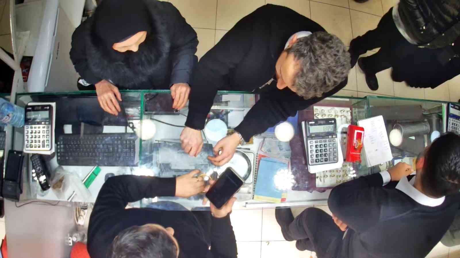 Sahte polislerin dolandırıcılık girişimini gerçek polisler bozdu