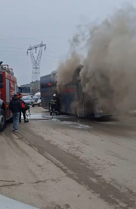 Tokat&rsquo;ta park halindeki otob&uuml;s alev aldı

