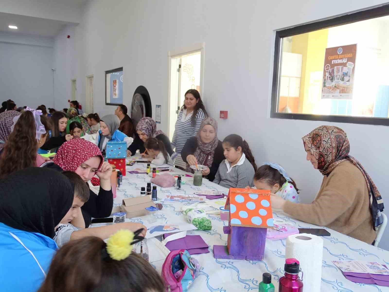 Minik eller aileleriyle birlikte &uuml;retti
