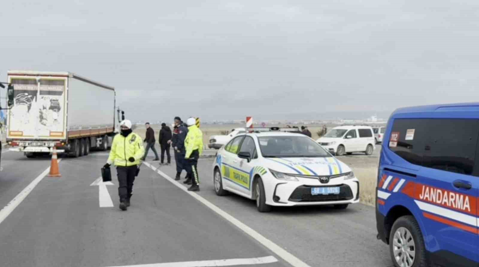 Tır ile otomobil &ccedil;arpıştı: 2&rsquo;si bebek 5 yaralı
