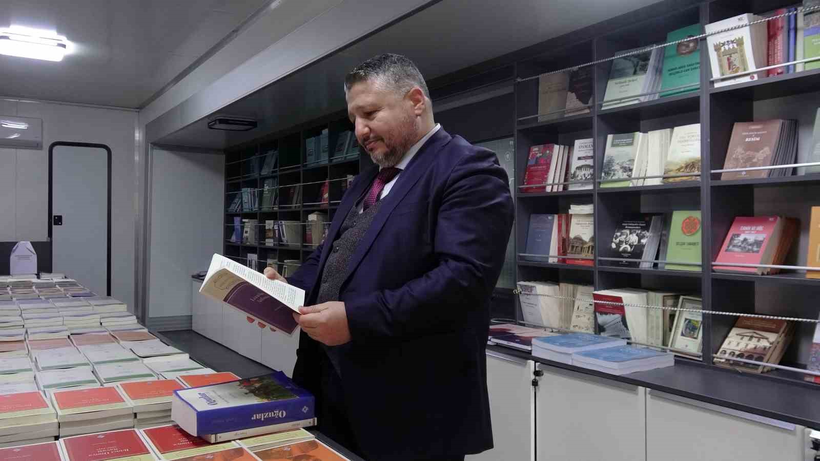 Mobil kitap mağazasına vatandaşlardan yoğun ilgi