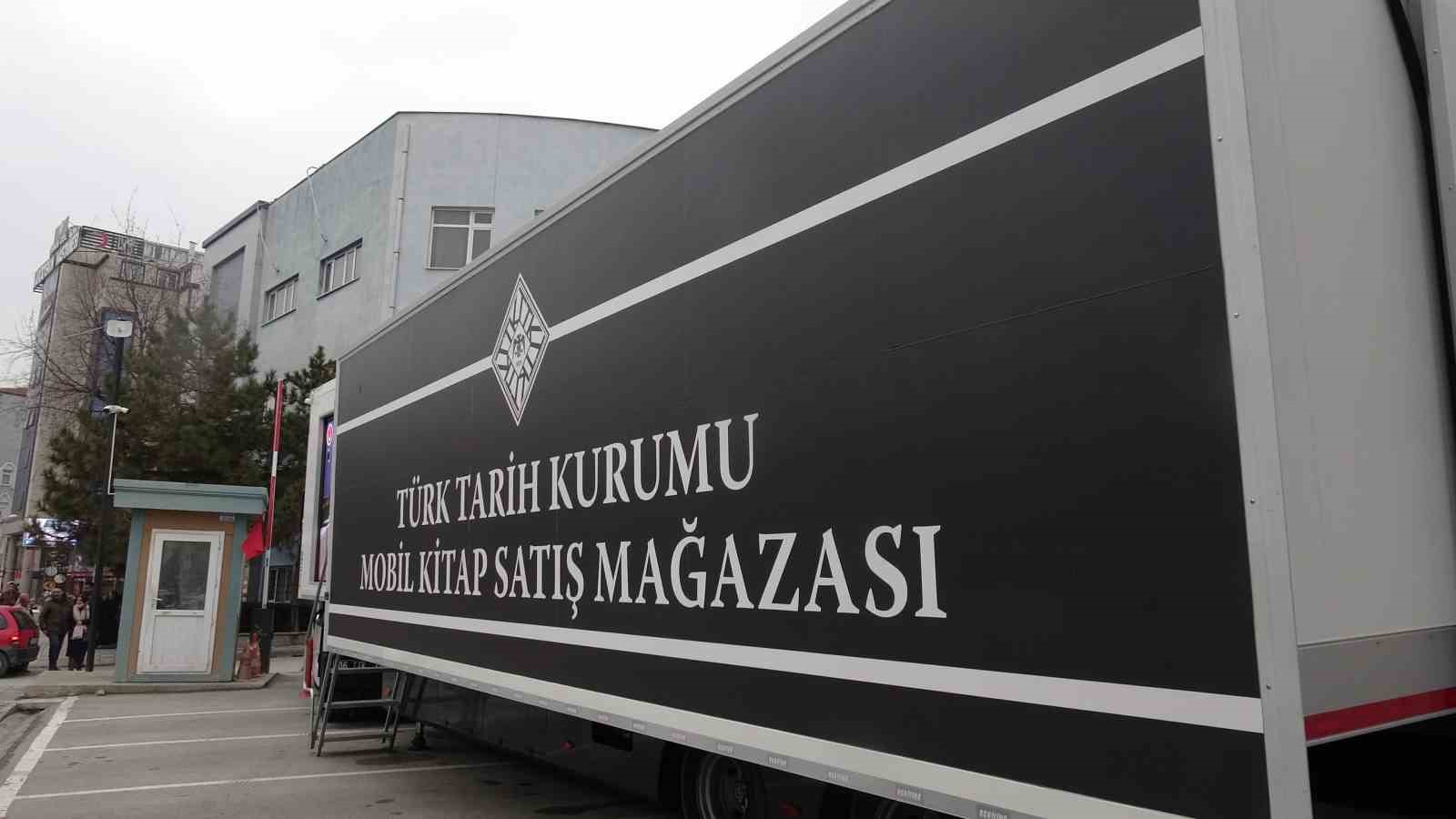 Mobil kitap mağazasına vatandaşlardan yoğun ilgi
