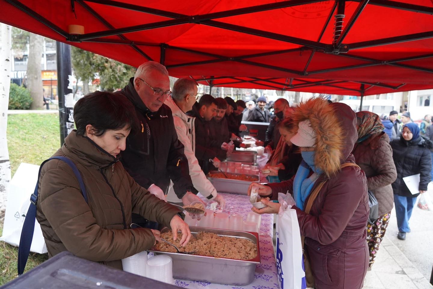 Bilecik&rsquo;te Mira&ccedil; Kandili dolayısıyla vatandaşlara helva ikramı
