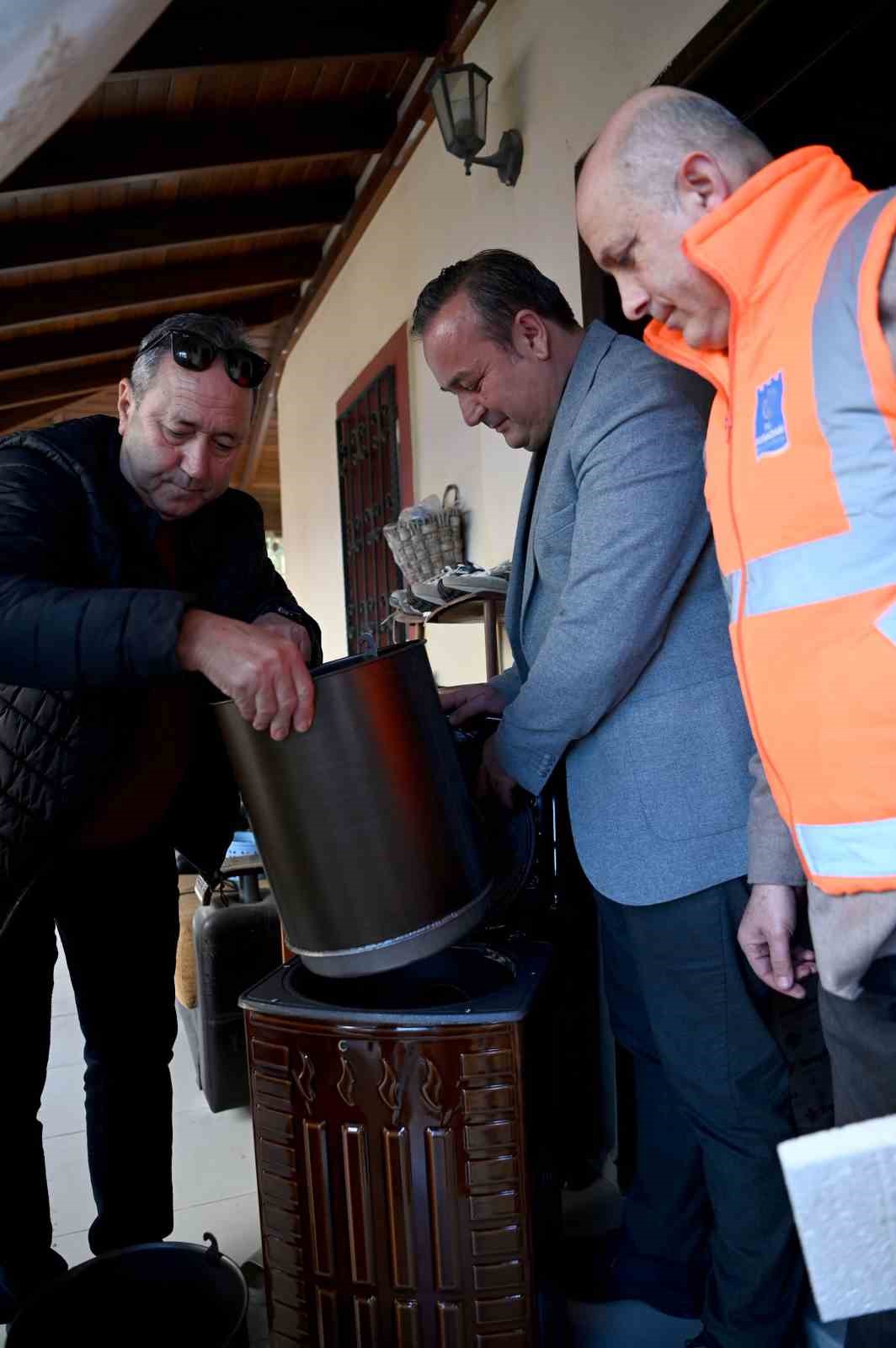 Kuşadası&rsquo;nda evler ve y&uuml;rekler dayanışmayla ısınıyor
