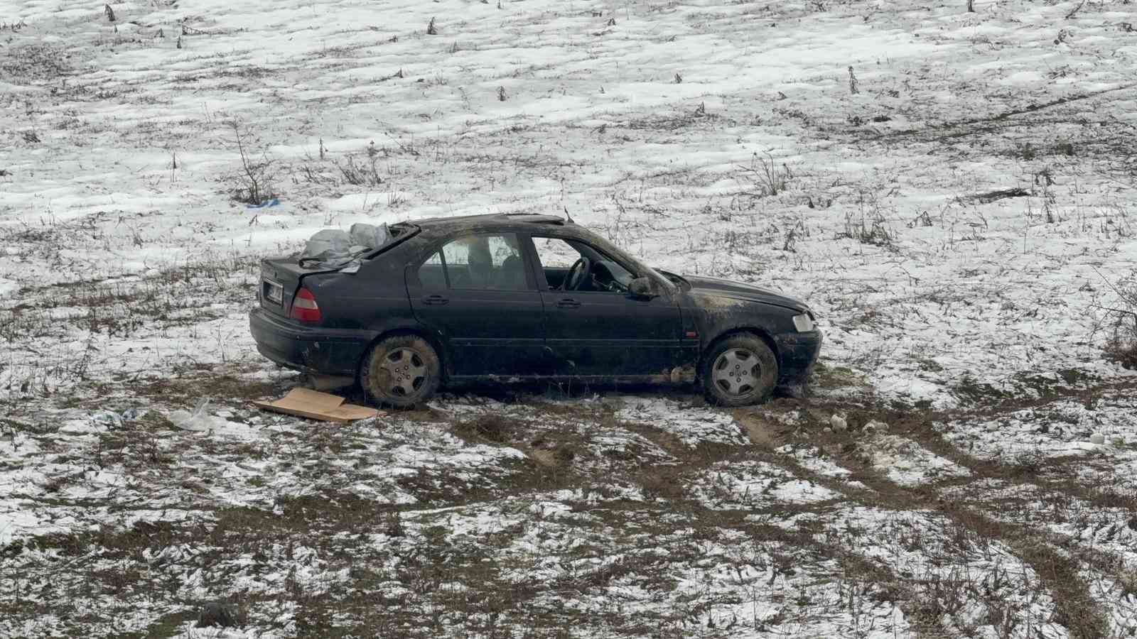 Boş araziye uçan otomobilin sürücüsü yaralandı