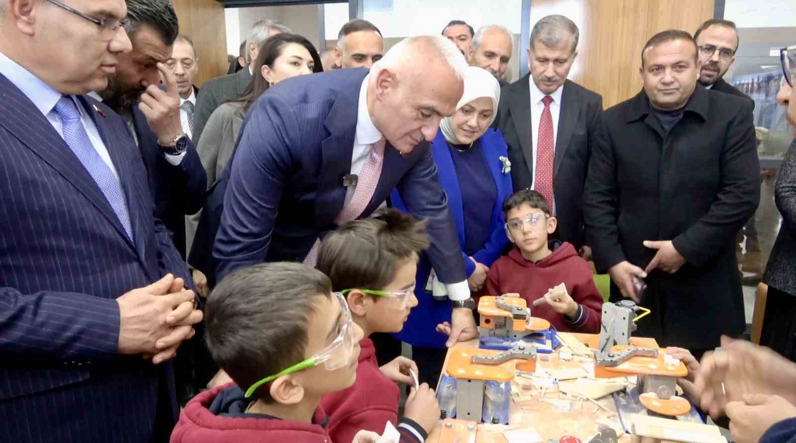 Bakan Ersoy: "Kütüphanelerimiz gençlerimizi geleceğe hazırlıyor"