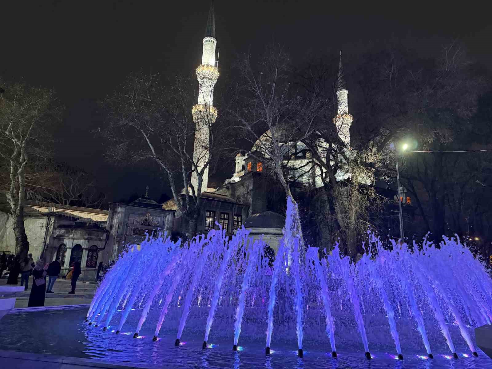 Mira&ccedil; Kandili&rsquo;nde vatandaşlar Ey&uuml;psultan Camii&rsquo;ne akın etti
