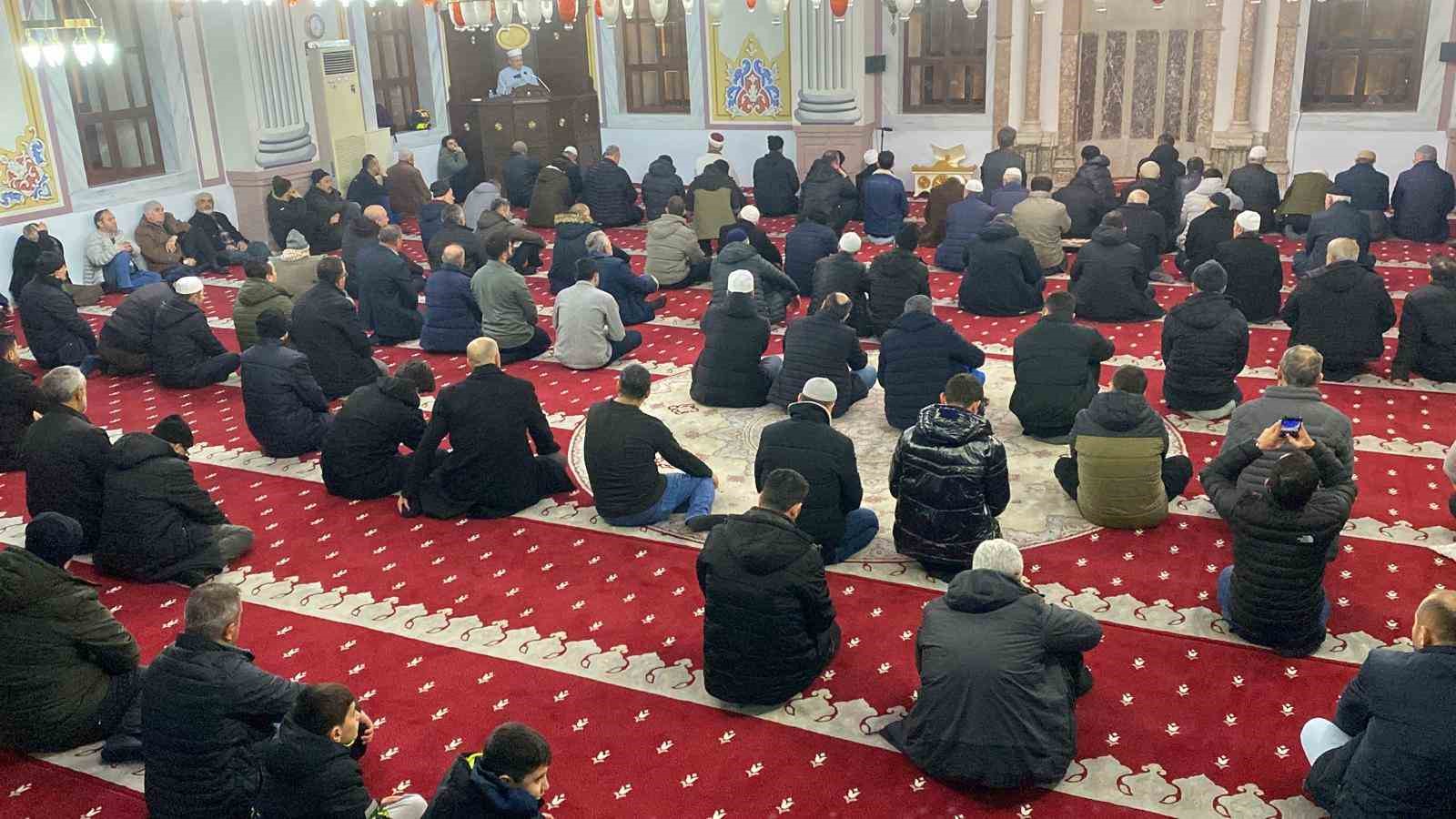 Bolu&rsquo;da Mira&ccedil; Kandili&rsquo;nde vatandaşlar camilere akın etti
