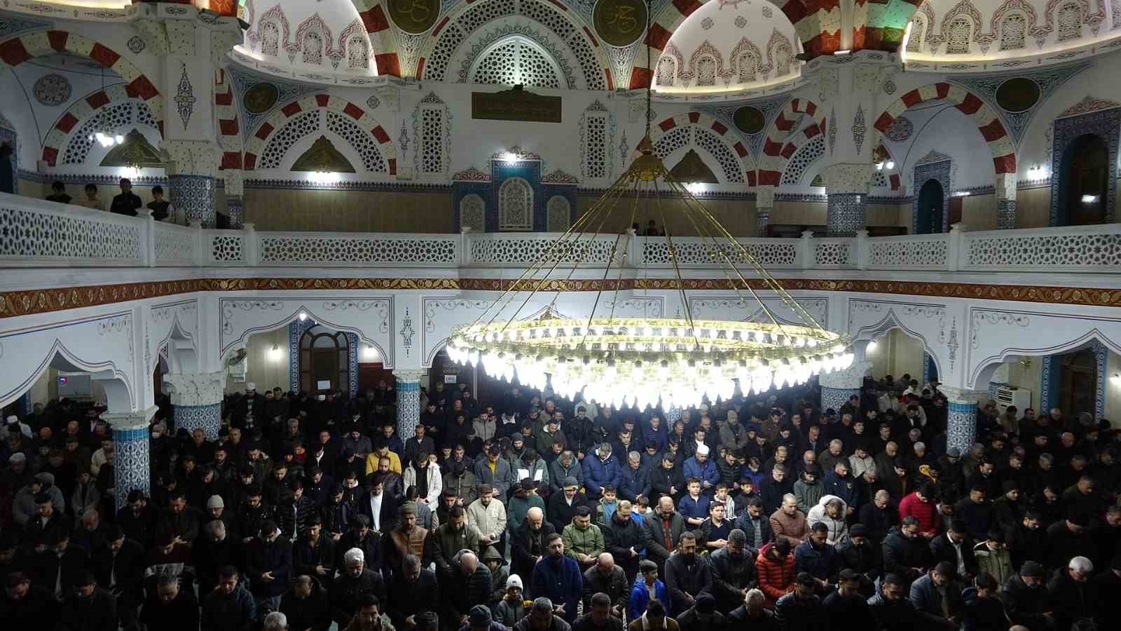 Kilis’te Miraç Kandili’nde camiler doldu taştı