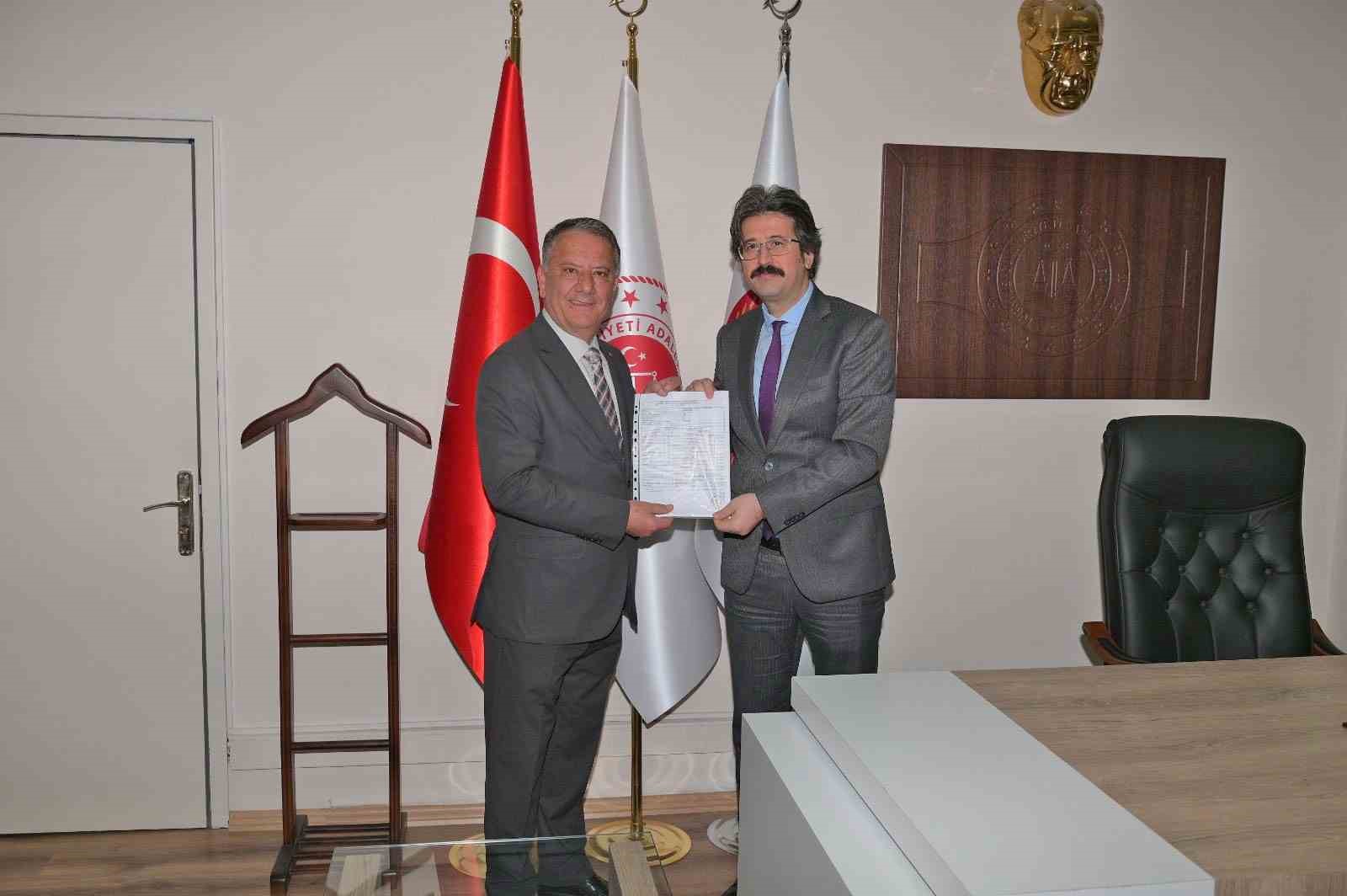 &Ccedil;eşme Esnaf ve Sanatkarlar Odası Başkanı Osman K&ouml;f&uuml;nc&uuml; mazbatasını aldı
