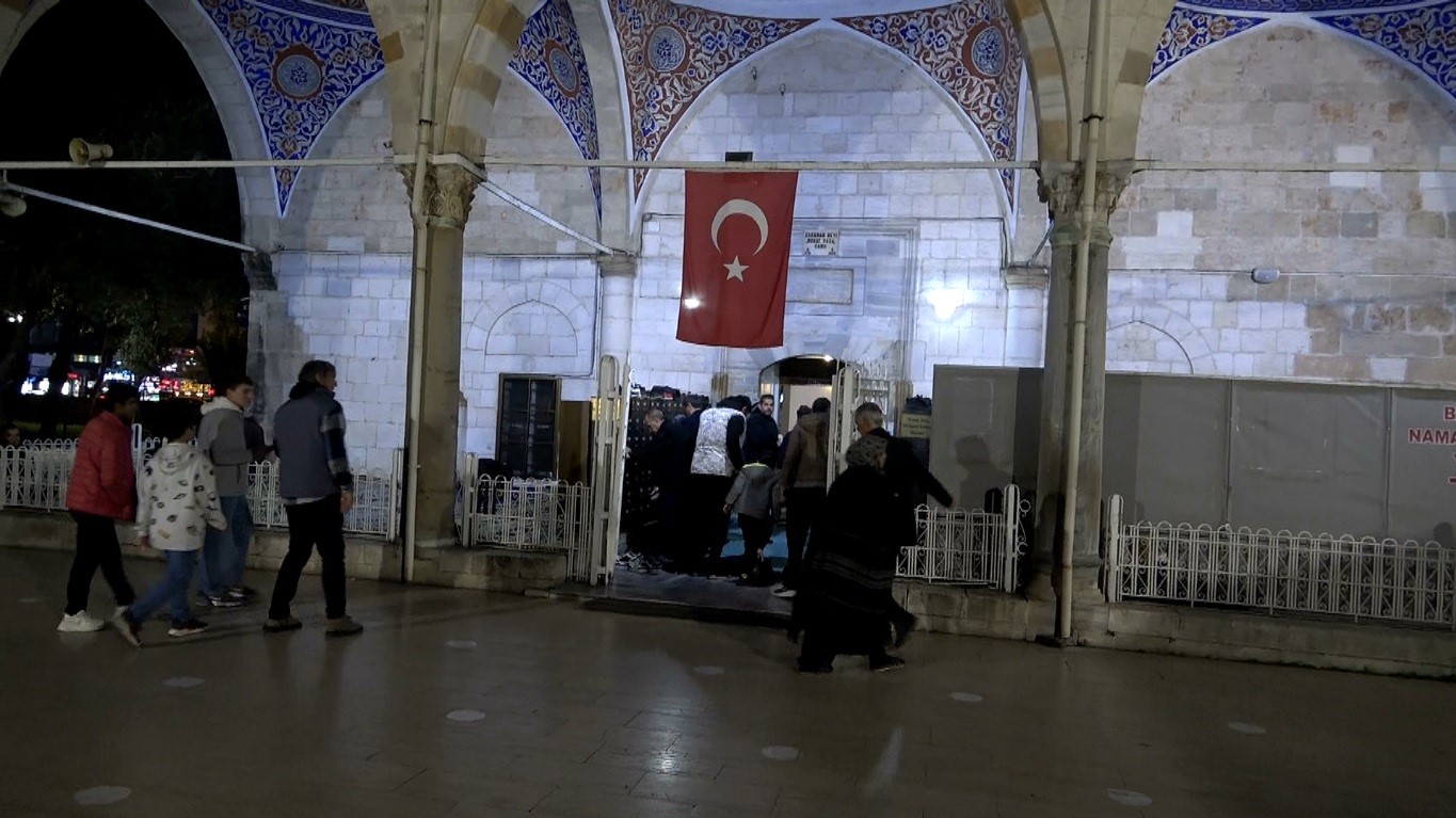 Mira&ccedil; Kandili&rsquo;nde Antalya&rsquo;da camiler doldu
