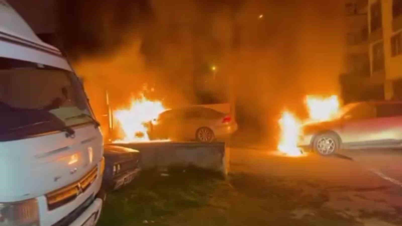 Park halindeki ara&ccedil; alev alev yandı: 2 otomobil zarar g&ouml;rd&uuml;
