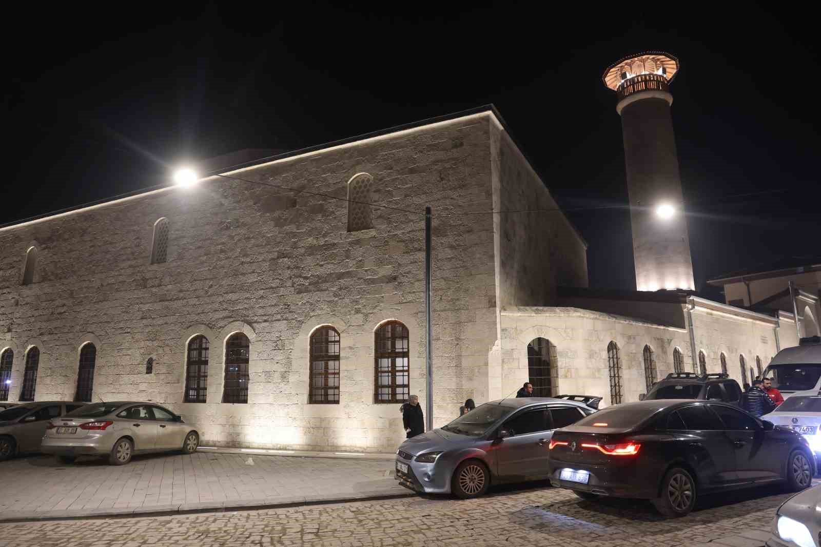 Depremin ardından Habibi Neccar Camii’nde ilk Miraç Kandili’nde eller semaya açıldı