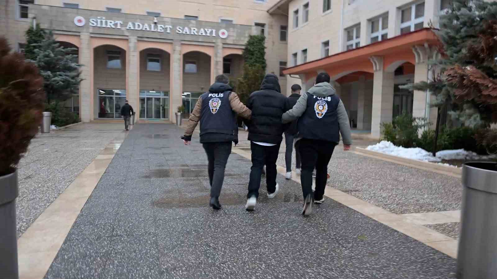 Siirt&rsquo;te &lsquo;sahte araç satım&rsquo; ilanıyla 4 kişiyi dolandıran 2 kişi tutuklandı