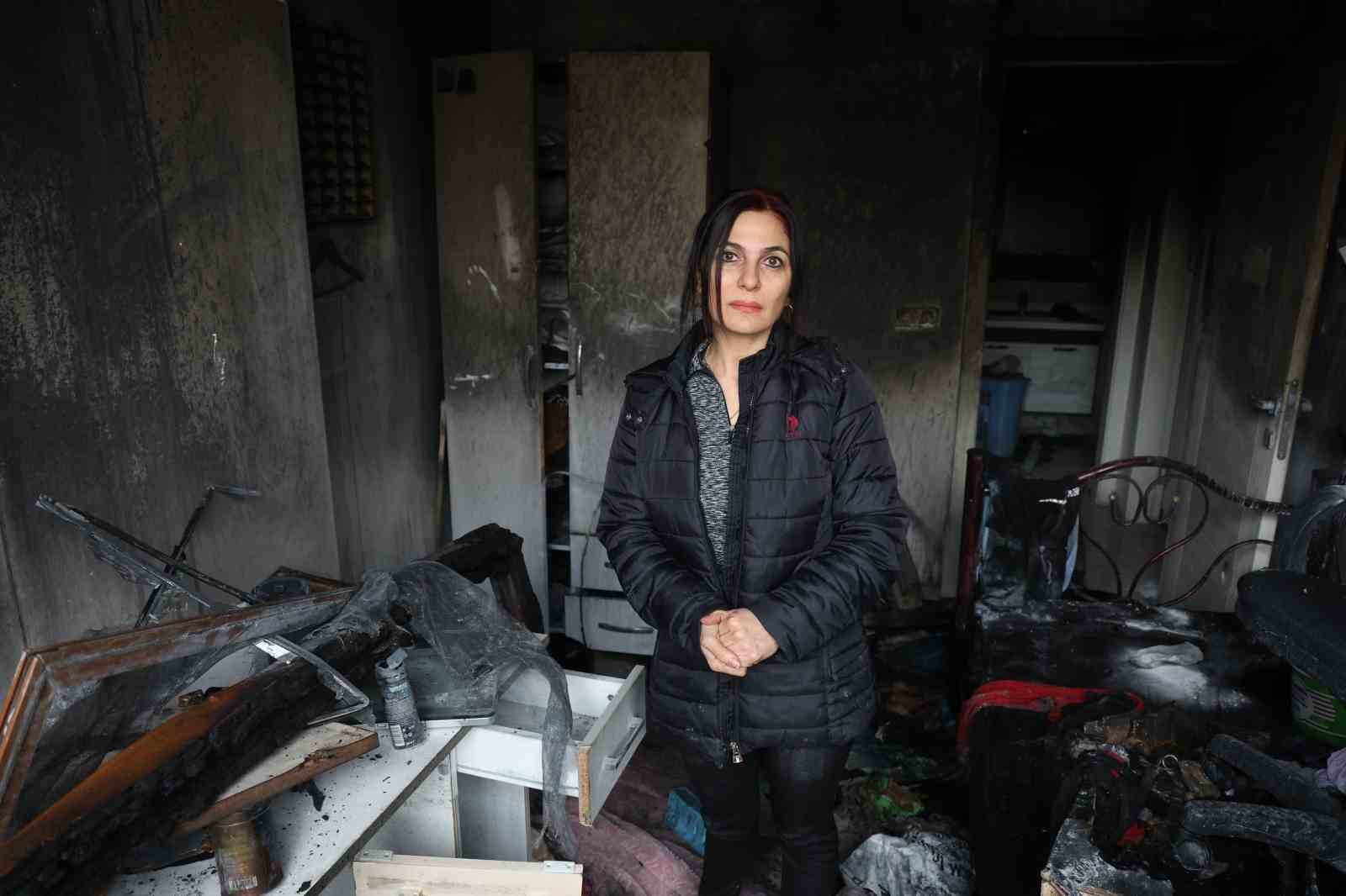 Depremde evi yıkılan ailenin yeni yuvası alev alev yandı