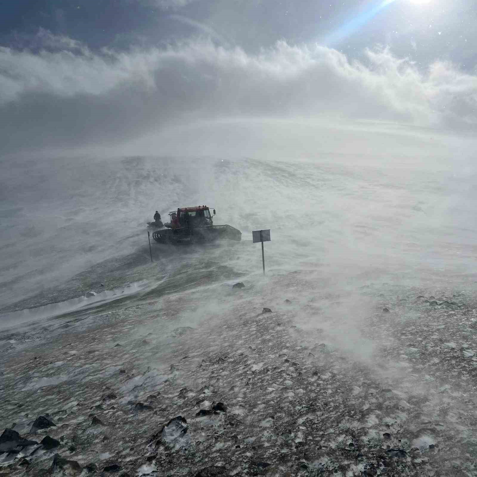 Trabzon&rsquo;un y&uuml;kseklerinde kar fırtınası etkili oluyor
