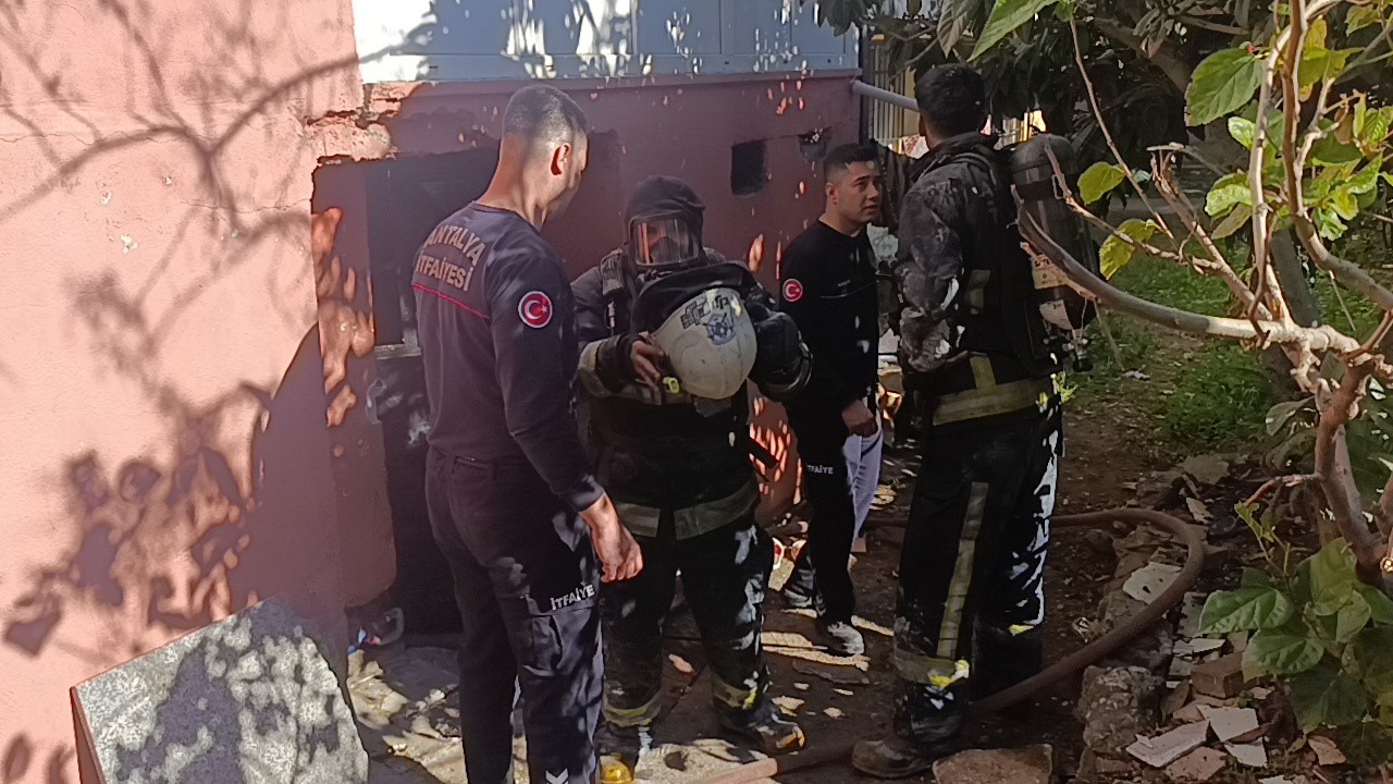 Antalya&rsquo;da binanın bodrum katı &ccedil;ıkan yangında k&uuml;le d&ouml;nd&uuml;
