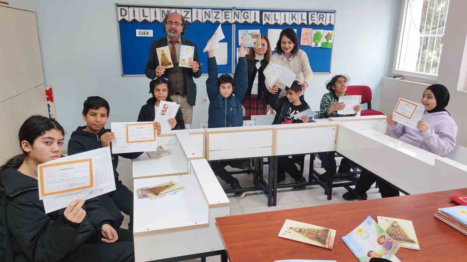 Adana&rsquo;da engelleri aşan karne sevinci: G&ouml;rme engelli &ouml;ğrenciler &rsquo;&rsquo;Braille alfabesi&rsquo;&rsquo; ile hazırlanan karnelerini aldı
