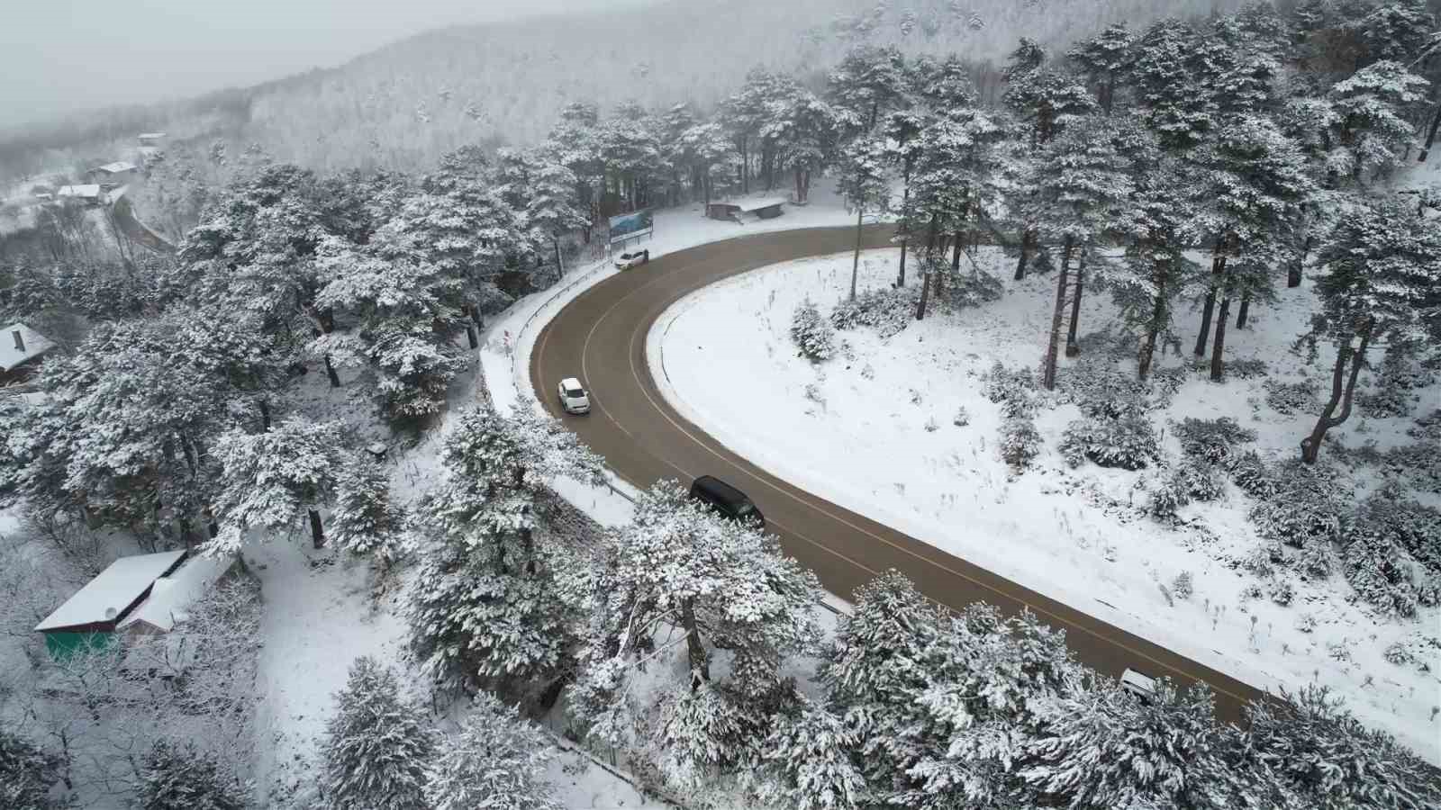 Beyaz &ouml;rt&uuml;yle Uludağ&rsquo;ın virajları g&ouml;rsel ş&ouml;lene d&ouml;n&uuml;şt&uuml;
