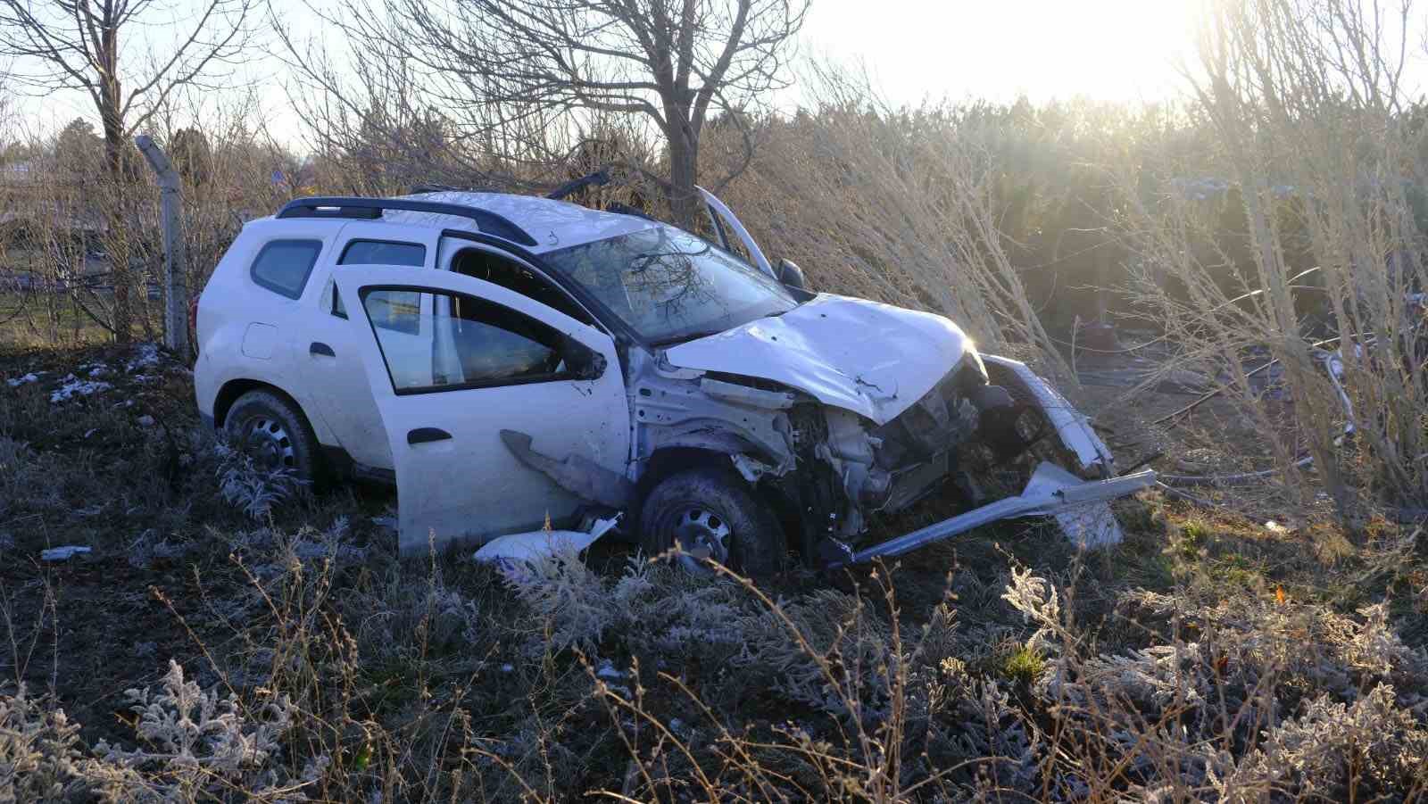 Kontrolden &ccedil;ıkan cip trafik levhalarını devirerek yol kenarına savruldu: 1 yaralı

