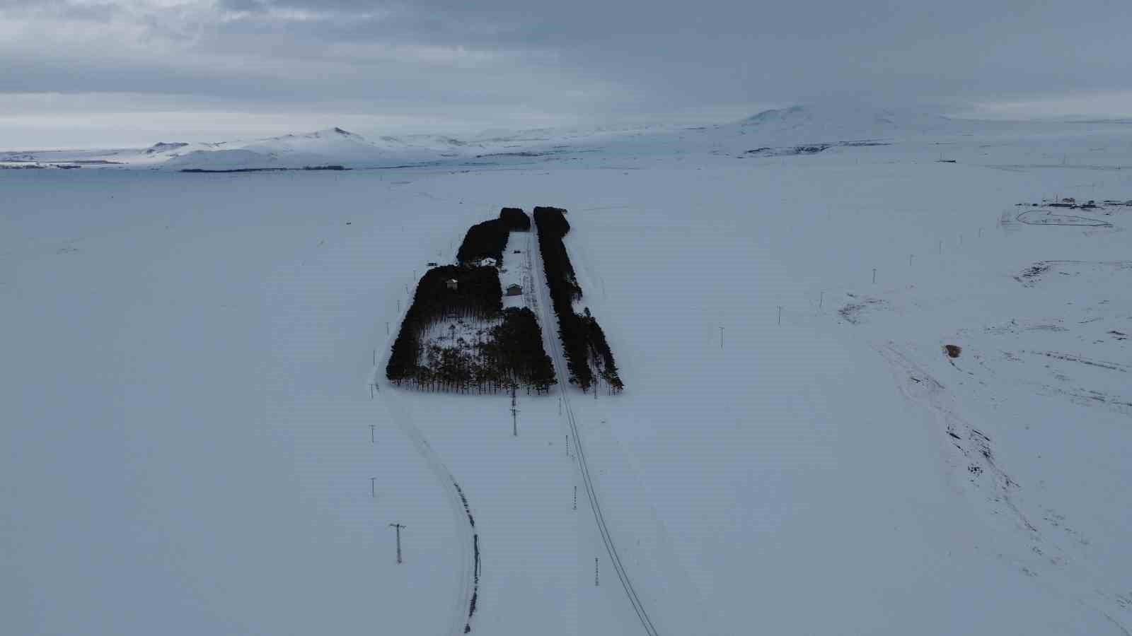Kars’ta tarihi istasyonda kış masalı