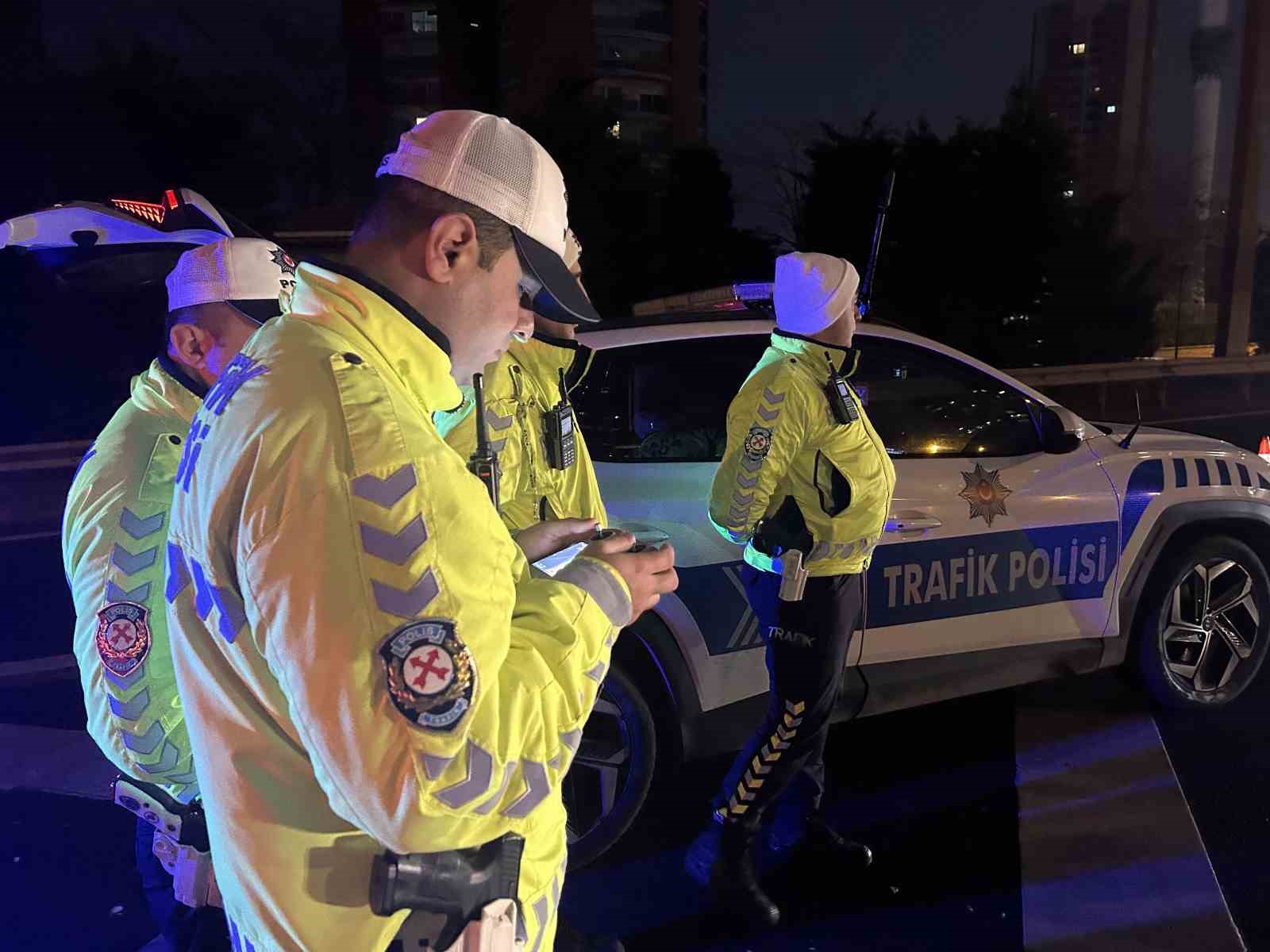 &Uuml;mraniye&rsquo;de dron destekli denetimlerde 12 araca 14 bin TL ceza kesildi
