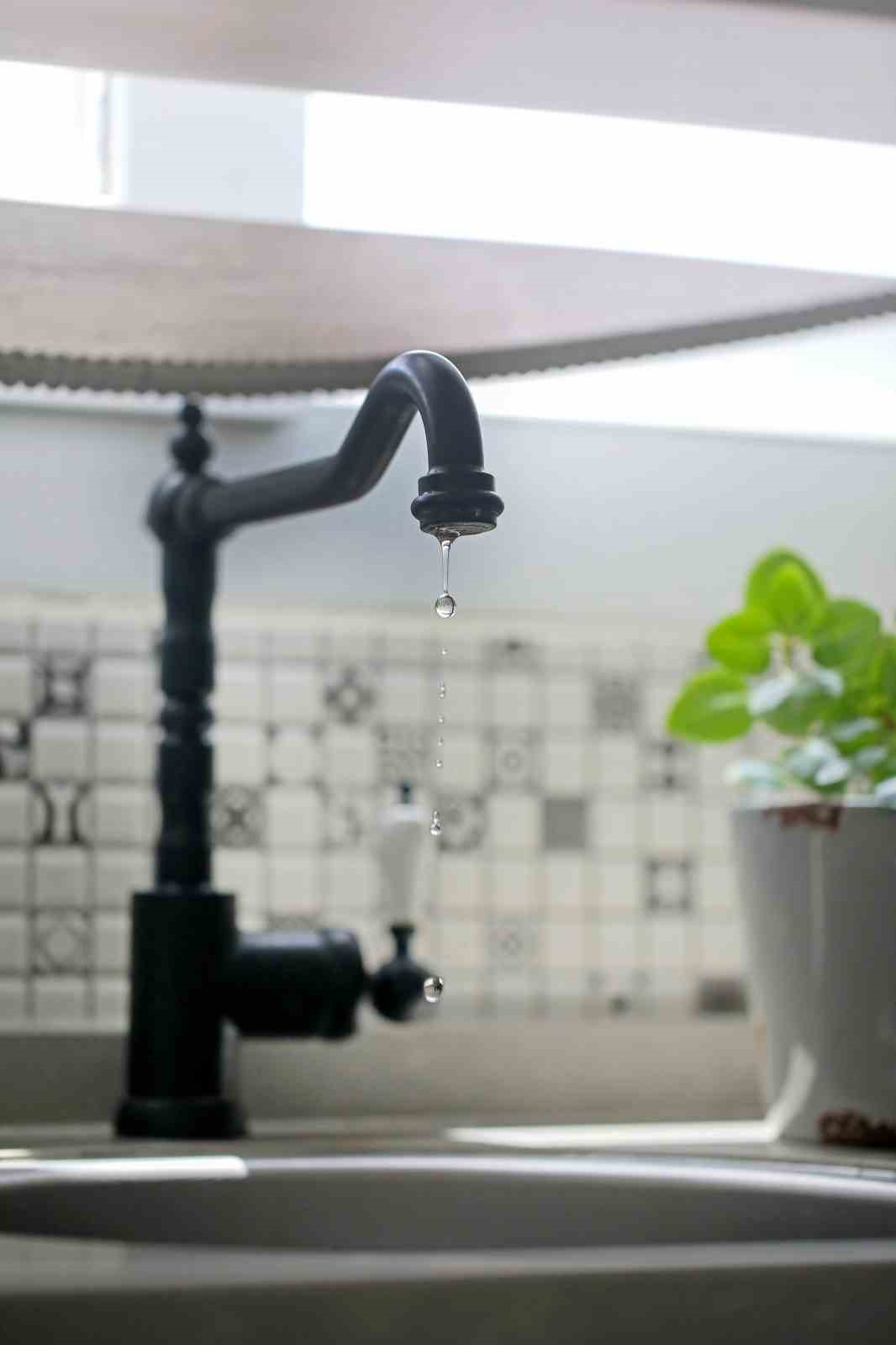 Her d&ouml;rt damla sudan biri musluğa ulaşamadan kayboluyor
