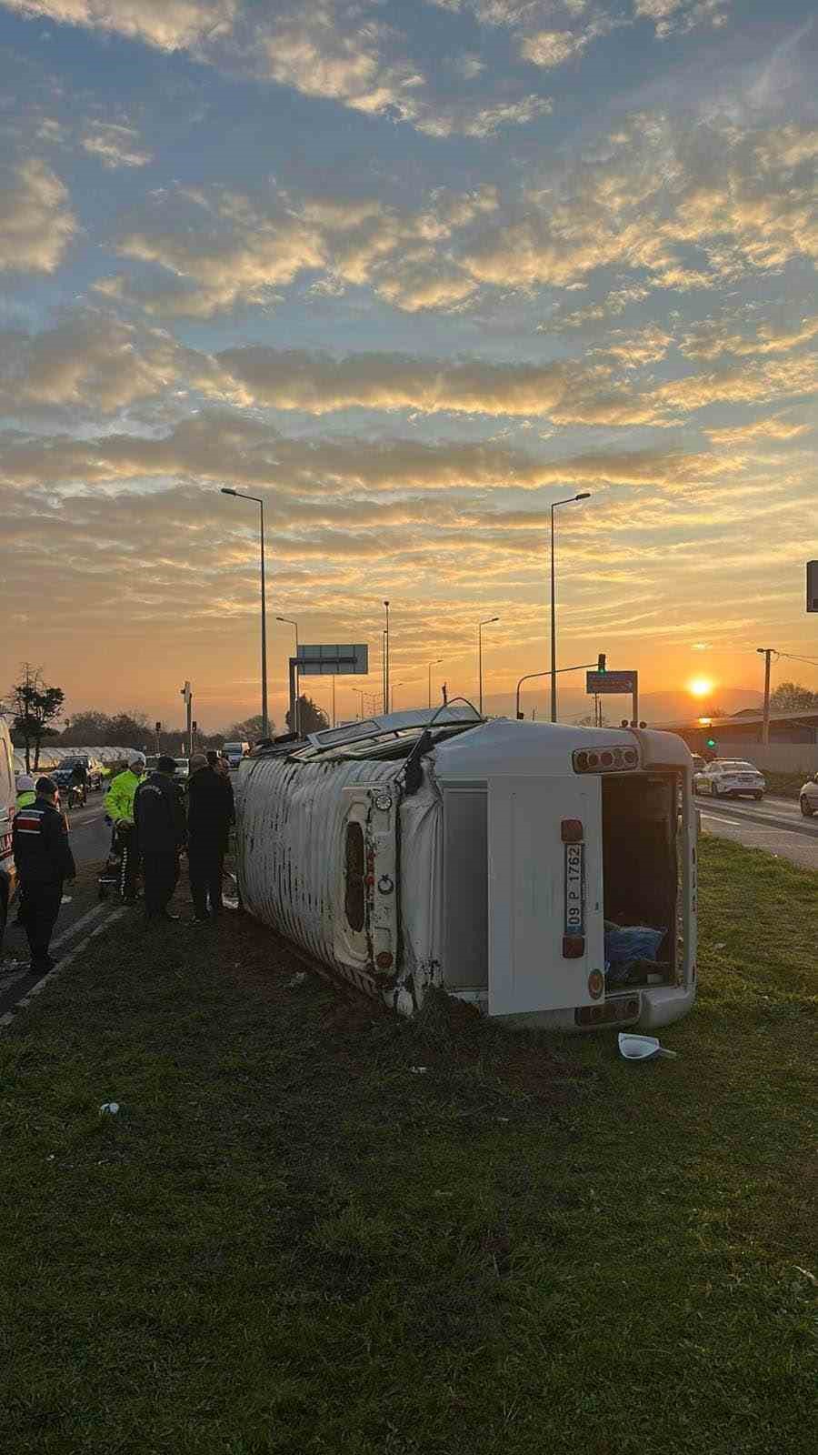 Portakal işçilerini taşıyan minibüs devrildi: 16 yaralı
