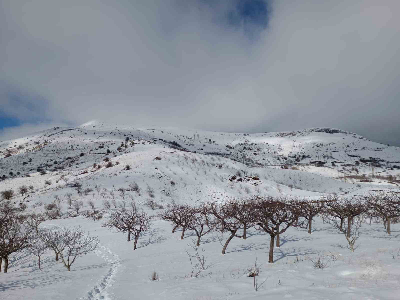 Alaşehir&rsquo;de yağmur ve kar &ccedil;ift&ccedil;iye umut oldu
