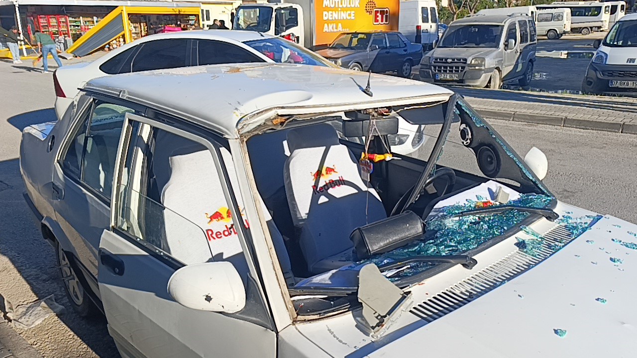 Antalya&rsquo;da virajı alamayan Tofaş markete girdi
